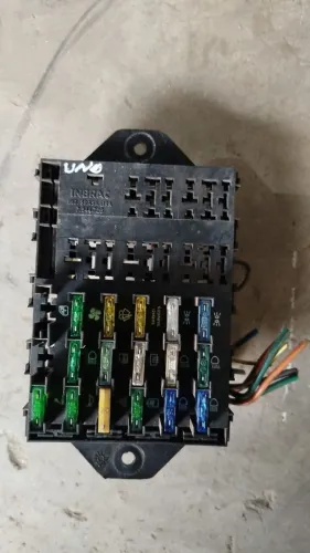 Caixa de fusíveis uno 93