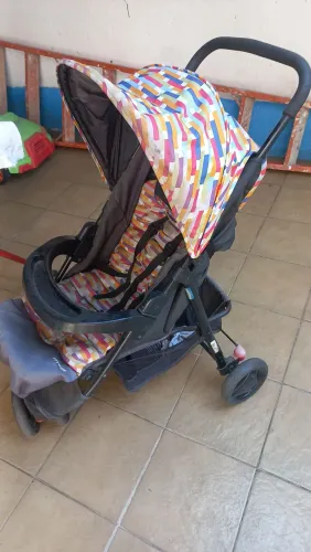 Carrinho de bebê com design colorido