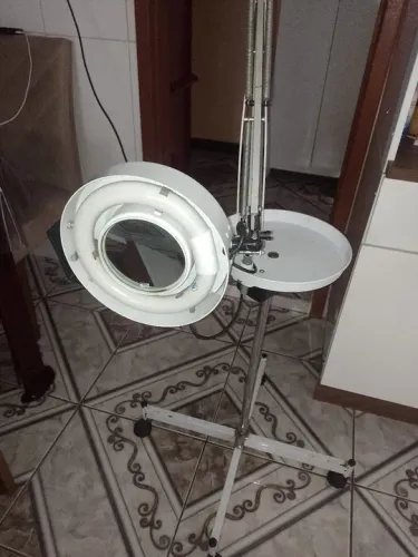 Lupa com tripé e bandeja
