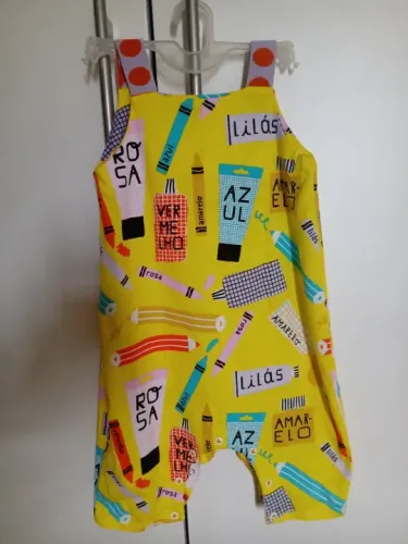 Macacãozinhos para bebês até 6 meses Muito conservados  15 reais cada Posso entregar o pro