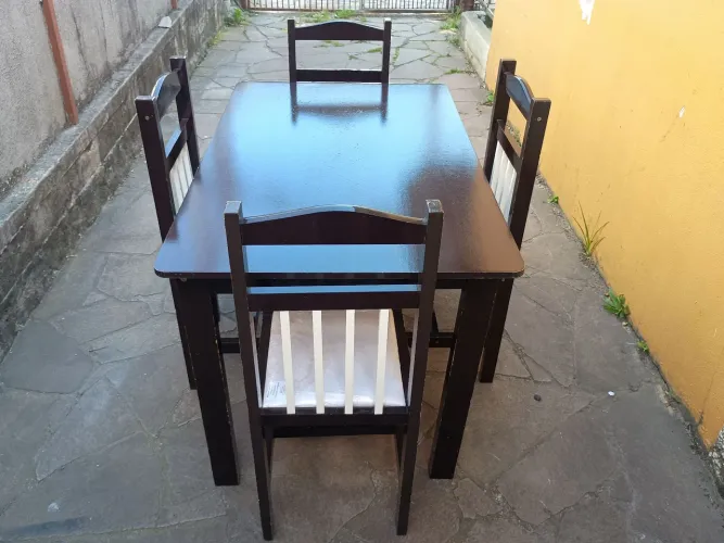 Mesa com 4 cadeiras!