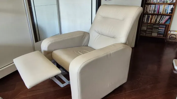 Poltrona reclinável em corino 