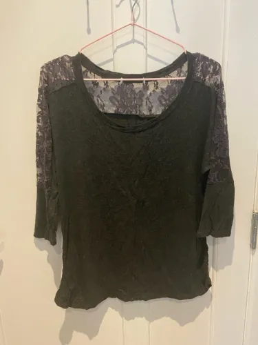 Blusa de renda cinza
