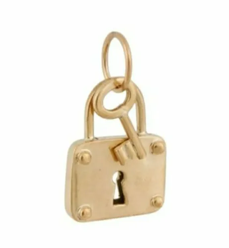 PINGENTE EM FORMATO DE CADEADO COM CHAVE, EM OURO AMARELO 18K.