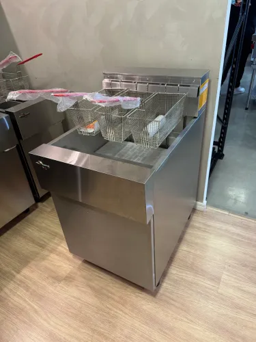 Fritadeira industrial elétrica 3 cestos água e óleo trifásica 380w Nova 