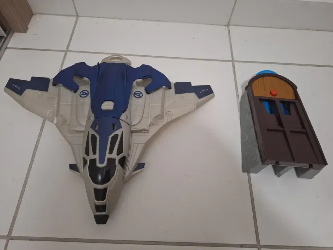 Avião de brinquedo + base de lançamento
