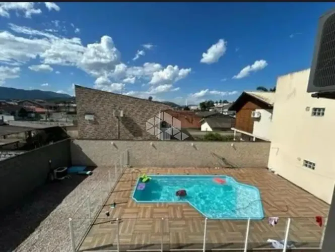 Linda casa mobiliada e equipada, com 236,47m², em localização privilegiada.