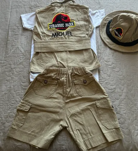 Fantasia personalizada com o nome Miguel para usar em festa com tema Dinossauro