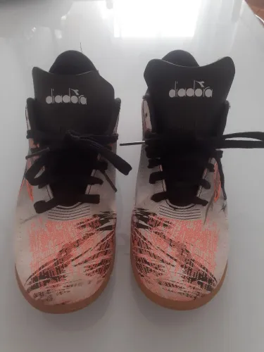 Chuteira futsal Diadora inteira - Tamanho 39 . 80 reais de barbada.