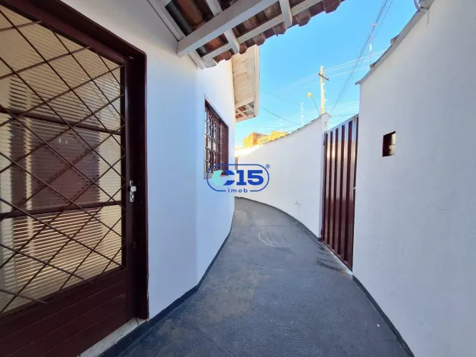 ALUGA-SE CASA DE ESQUINA COM AMBIENTES FUNCIONAIS.