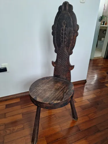 Cadeira antiga de madeira maciça