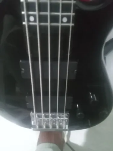 Baixo gianini 5cordas ativo