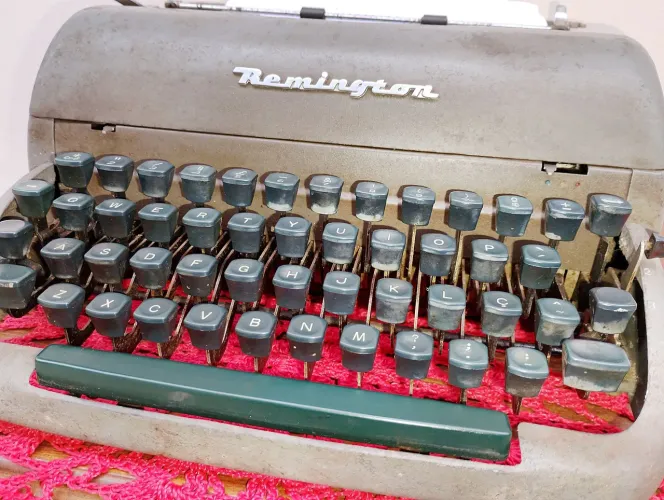 Máquina de escrever hemington 1940/50 funcionando.