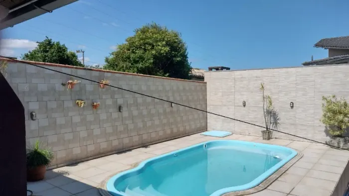 Casa com piscina, tres quartos, sendo uma suíte com hidro por 500 mil? Só essa no primeiro