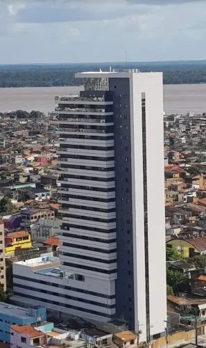 Loft totalmente mobiliado no Ed. BLUE, andar médio, vista baía, Px praça Batista Campos
