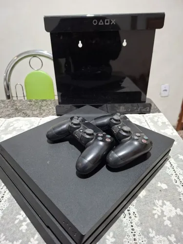 Ps4 Pro - 1TB, 2 controles + Suporte de parede