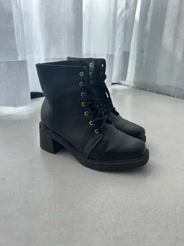 Bota coturno preto cano curto salto baixo grosso de cadarço - usado
