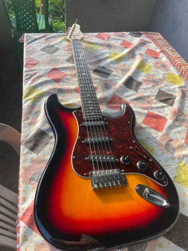 Guitarra gianinne seminova,com um baque pequeno,nao aparece na ft pq foi dps