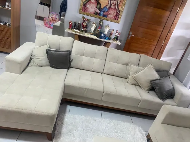 Sofá branco em formato de L em excelente estado de novo, com poucos meses de uso 