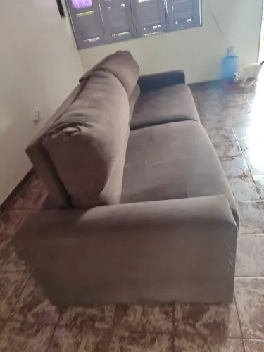 Vendo sofá retrátil,bom estado de uso, 2 lugares, confortável,cor marrom