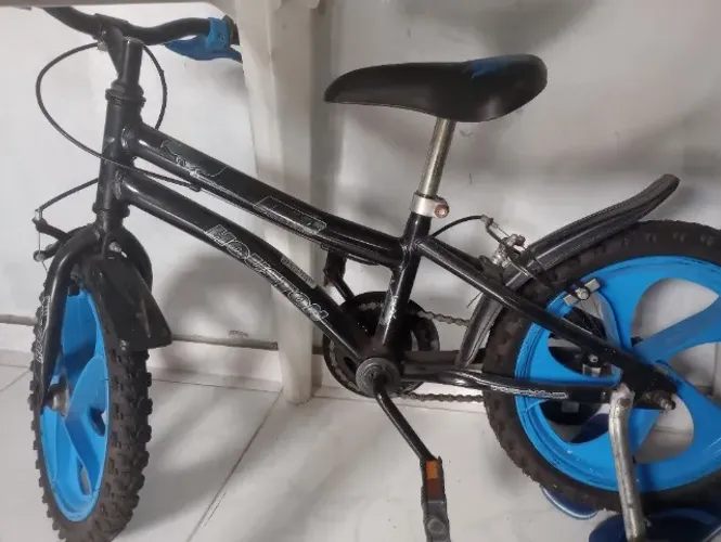 bicicleta infantil com rodinhas, semi nova, para crianças de 2 a 5 anos