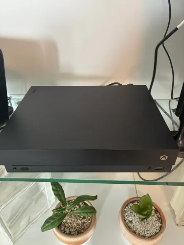 Xbox one x - 2 controles e 3 jogos