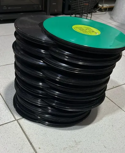 Lote com 40 LPs sem capa para decoração ou artesanato.