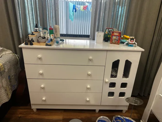 Cômoda branca infantil