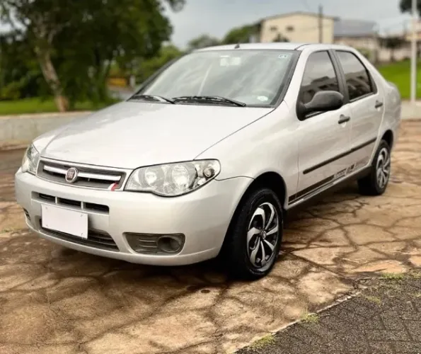 Fiat Siena Essence 1.6 Flex 16V 4P 2012