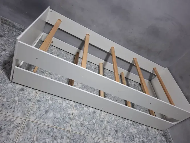 Cama solteiro e Beliche branca + Estrado de madeira