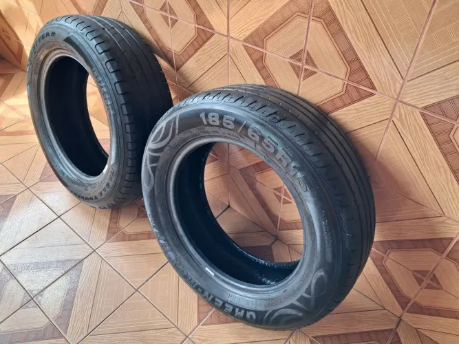 Vendo 02 pneus 185/65 R15. Bons.