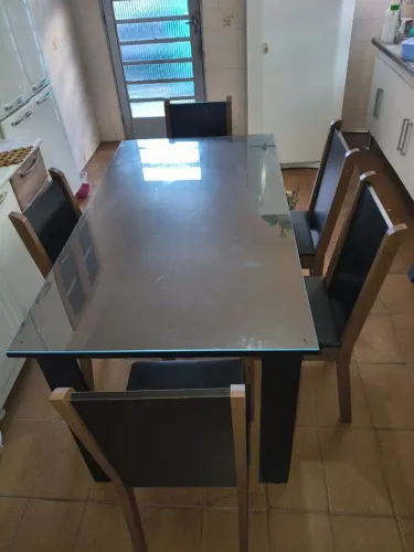 Mesa em ótimo estado conservada