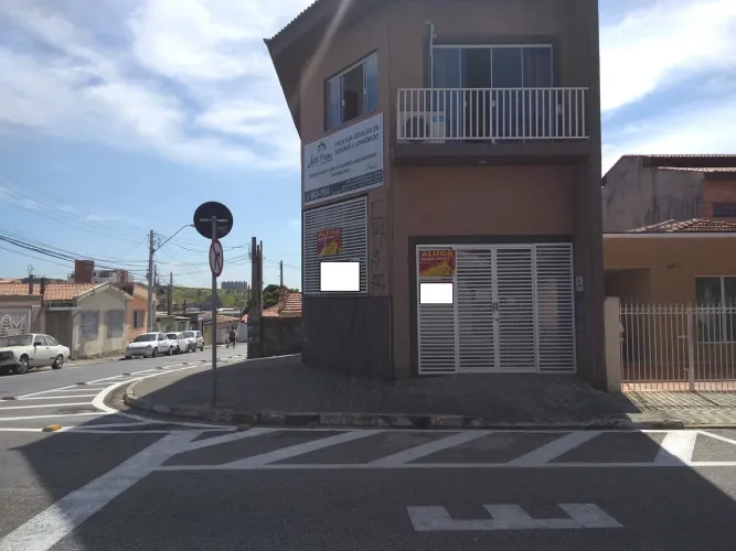 Aluga-se sala comercial no Centro de Votorantim, rua Monte Alegre. A sala fica no paviment