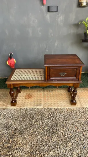 Linda mesinha de telefone antiga