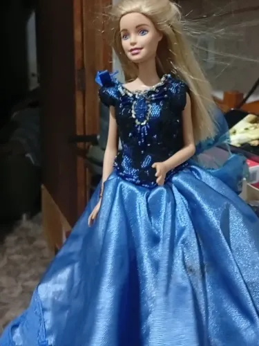 Boneca Barbie com vestido de festa azul