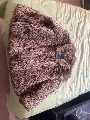 casaco de pele sintética animal print cropped tamanho 42
