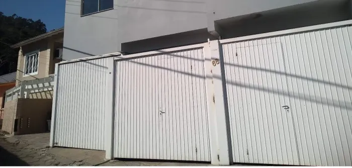 Alugo garagem