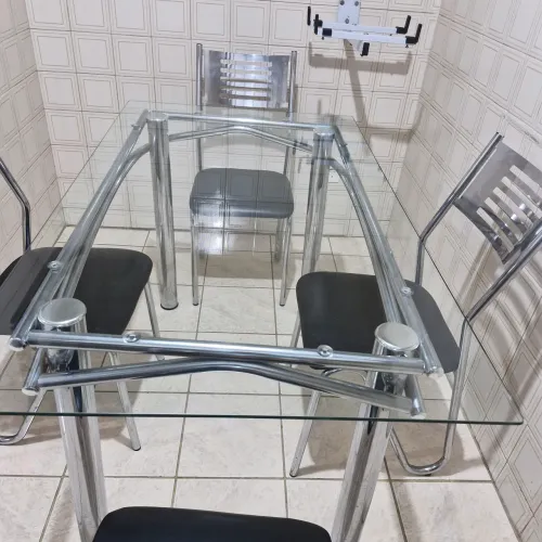 Mesa de vidro  retangular c/ 4 cadeiras 129cm× 75cm