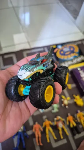 Carro hotwheels tubarao