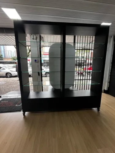 Vitrine estante com prateleira de vidro