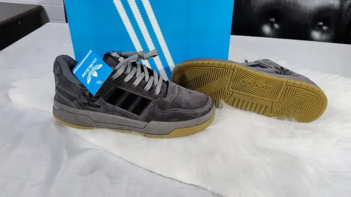 Tênis Adidas Fórum 40 cinza camurça foto real 