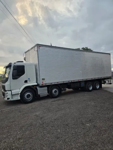 CAMINHÃO BAÚ VOLVO VM 330 8X2