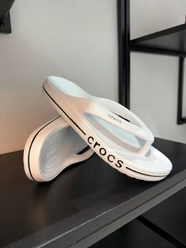 Crocs Classic Clog White Luxury Edition | O Ícone Branco com Customização Exclusiva