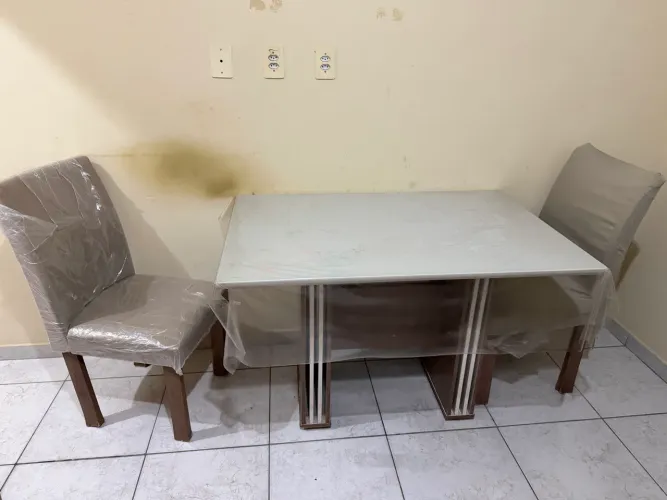 Mesa com 4 cadeiras