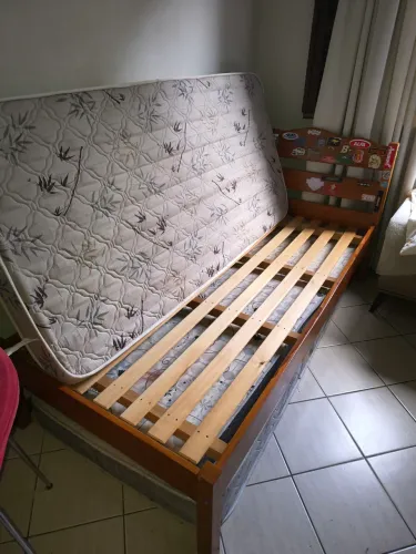 Cama de solteiro angelim  com colchão 