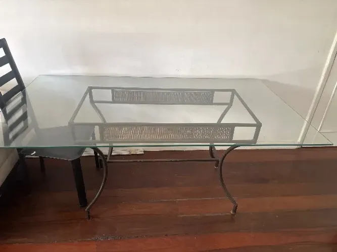 Mesa de jantar 6 lugares 1 x. 1.80 pé em ferro com det. em palha tampo de vidro 10mm