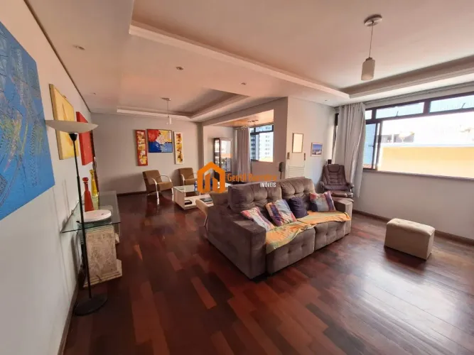 Um clássico que nunca sai de moda: 166m² com piso de madeira e muita personalidade
