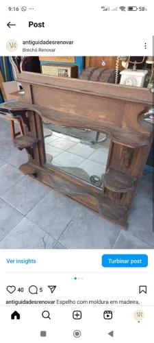 Espelho antigo com moldura em madeira / barbeiro