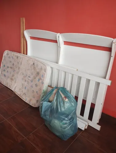 BERÇO AMERICANO FALTA SO OS PARAFUSOS BARATINHO PRA COMPRAR COLCHAO E SACOLA DE ROUPAS 100