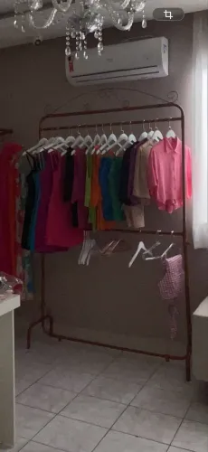 Arara de roupas Rose 